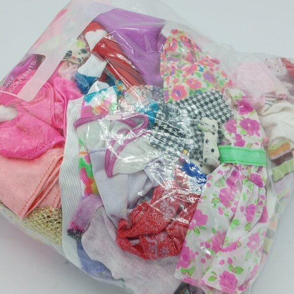 4 Barbies & 80pc Clothes & Accessories Lot - Picture 16 of 16